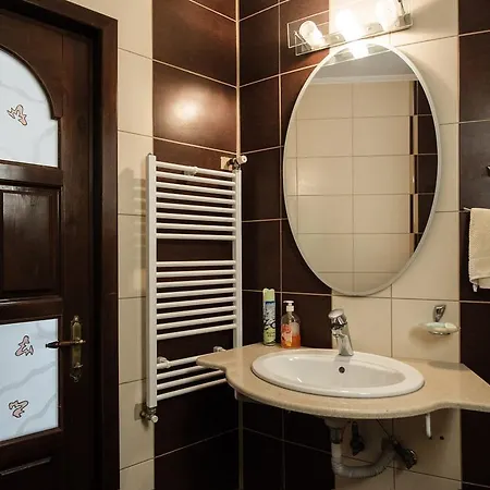Six-Bedroom Villa - Amethyst Landhaus Mamaia