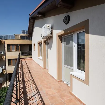 Landhaus Six-Bedroom Villa - Amethyst Mamaia